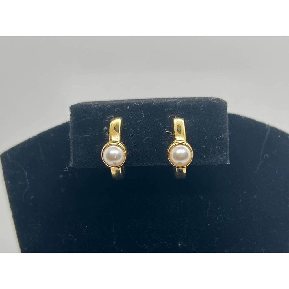 Vintage Napier dainty Gold Tone Pearl Huggie Hoop Screw Back Earrings Signed mcm - Picture 3 of 12